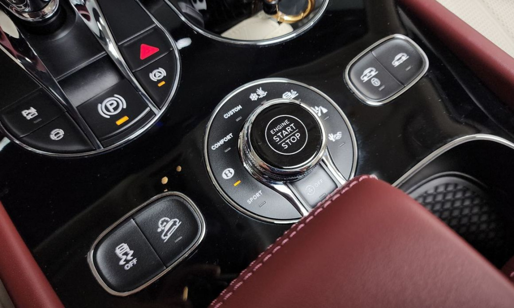 Bentley Bentayga 4.0 V8 Base, 2024