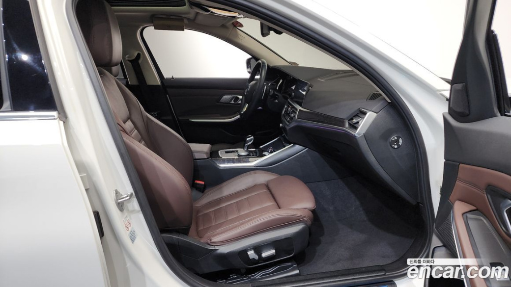BMW 3-Series 320i Touring Luxury, 2022