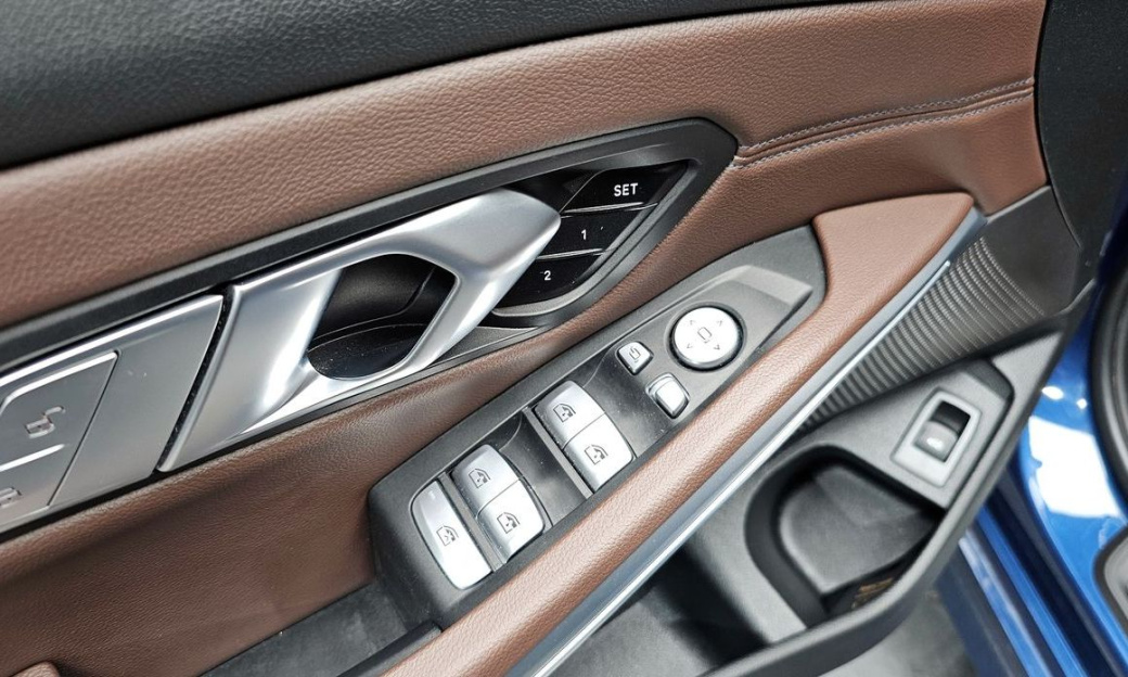 BMW 3-Series 320i Luxury, 2022