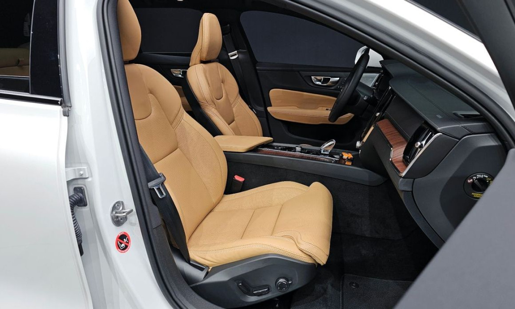Volvo V60 B5 Ultra AWD, 2025
