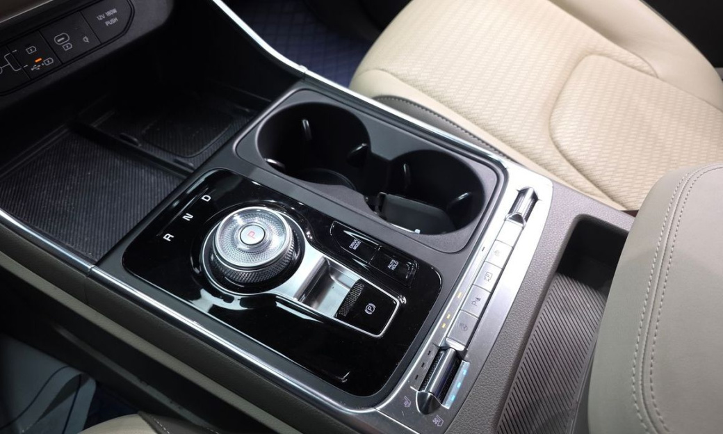 Kia Carnival 9-Seater Signature, 2024