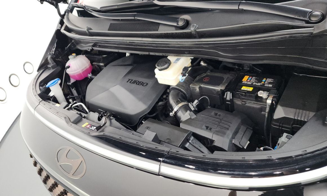 Hyundai Staria Lounge 9-Seater, 2025