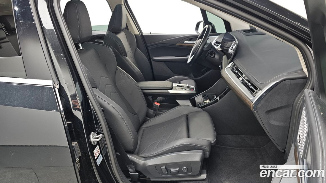 BMW 2-Series 220i Luxury, 2023