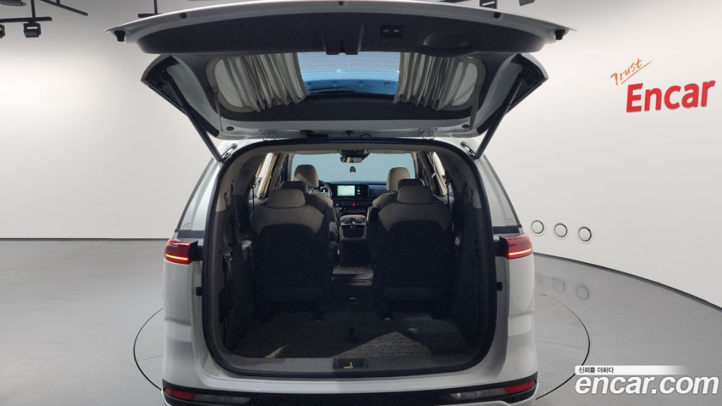 Kia Carnival 9-Seater Hi-Limousine, 2023