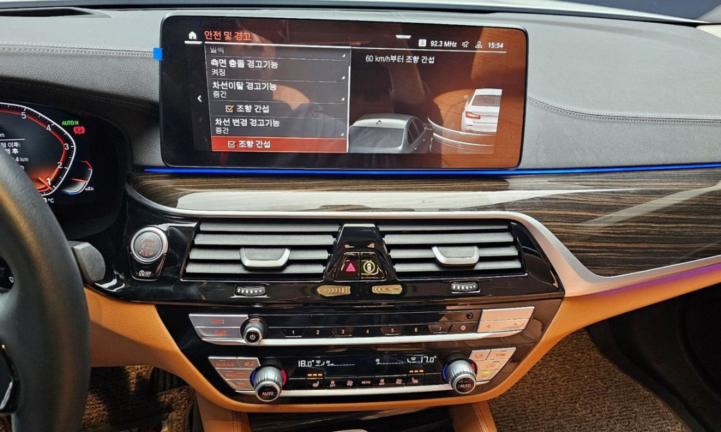 BMW 5-Series 520i Luxury, 2023