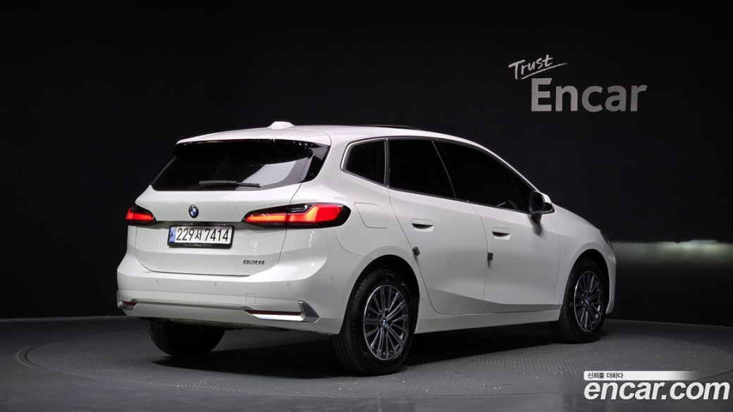 BMW 2-Series 220i Luxury, 2024