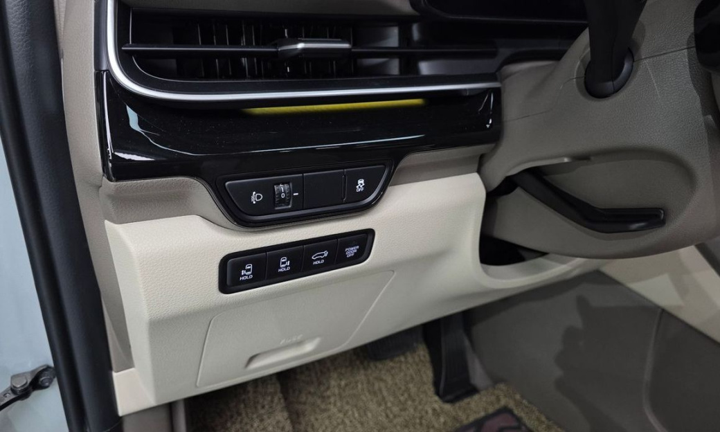 Kia Carnival 9-Seater Signature, 2025