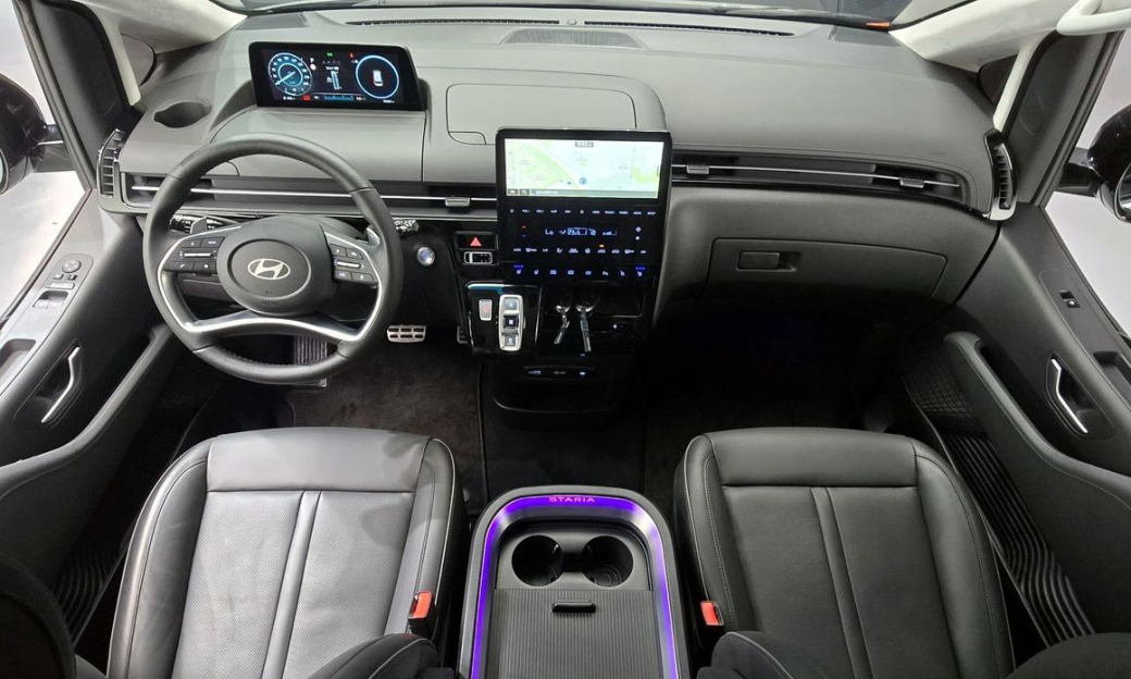 Hyundai Staria 4WD Lounge 9-Seater, 2025