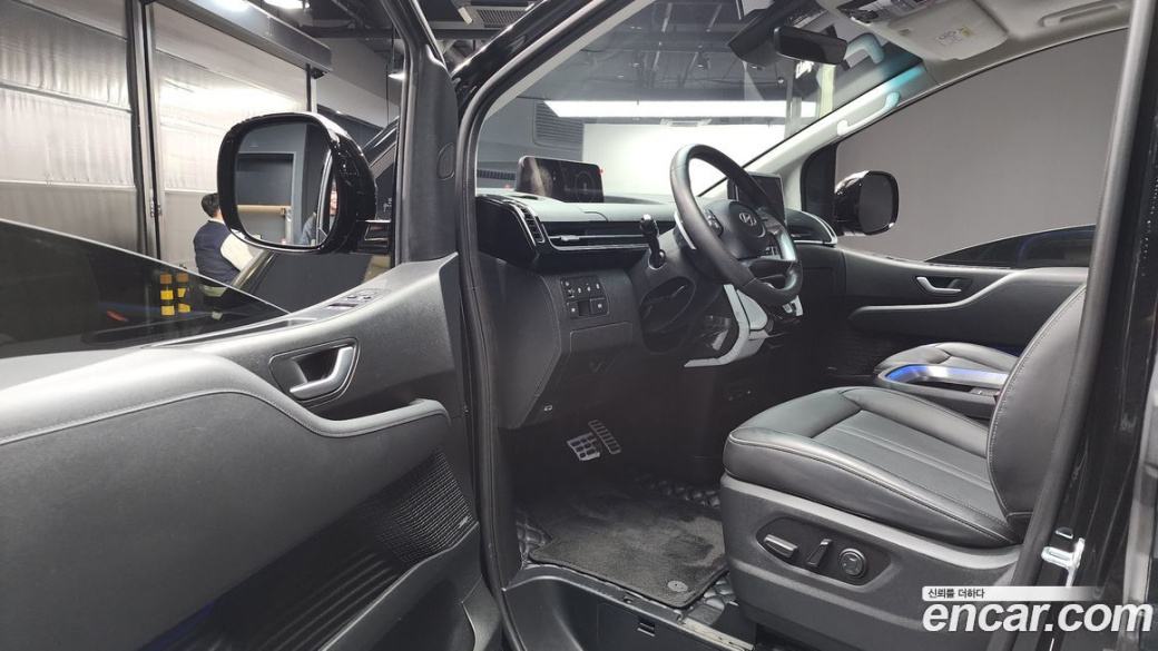 Hyundai Staria 4WD Lounge 7-Seater, 2022