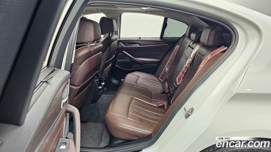 BMW 5-Series 530i Luxury, 2022