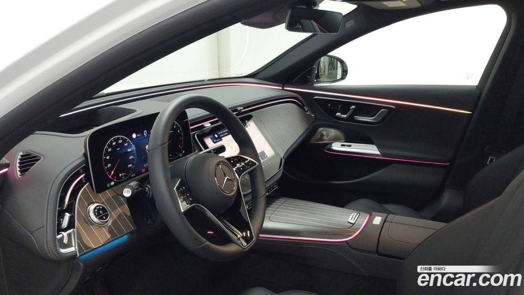 Mercedes-Benz E-Class E300 4MATIC Exclusive, 2025
