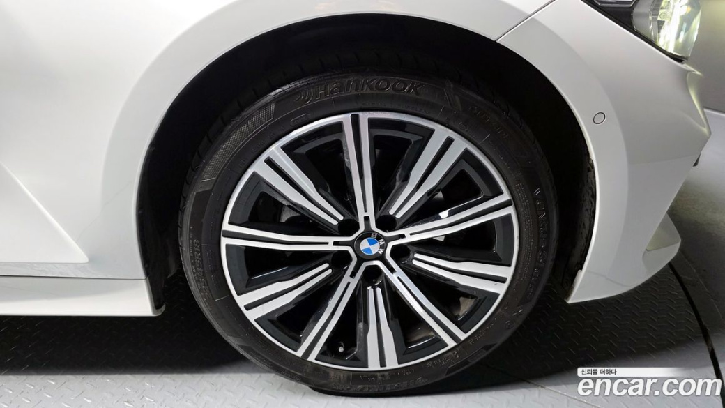BMW 3-Series 320i, 2025