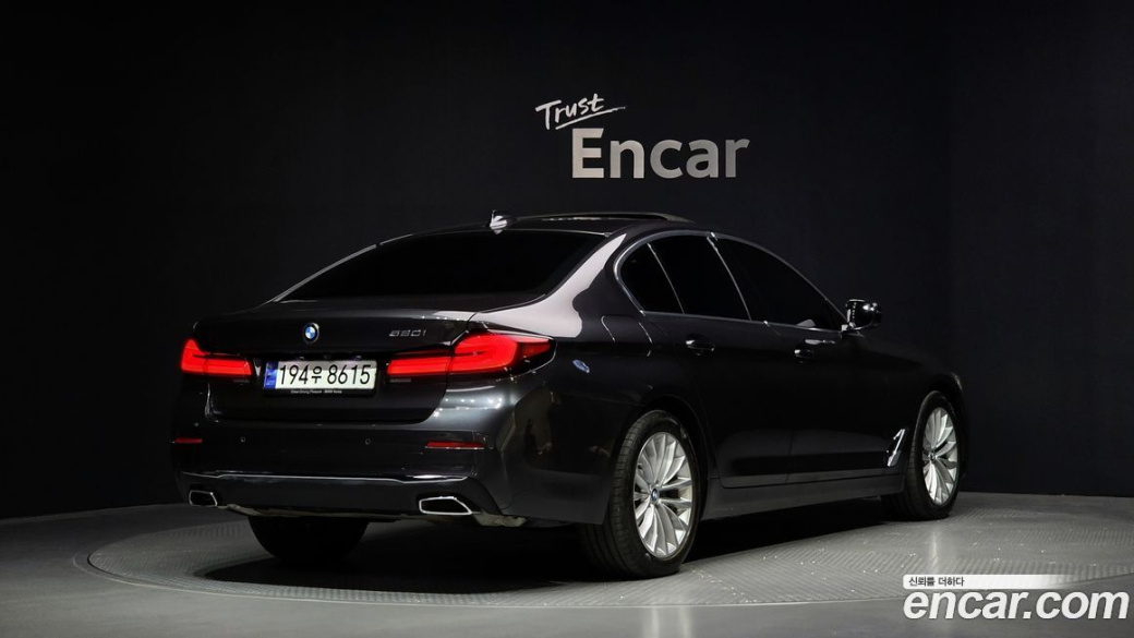 BMW 5-Series 520i Luxury, 2023
