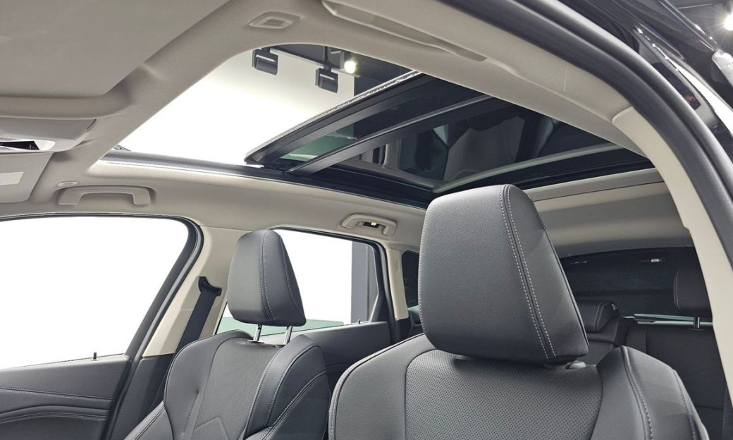 BMW 2-Series 220i Luxury, 2023