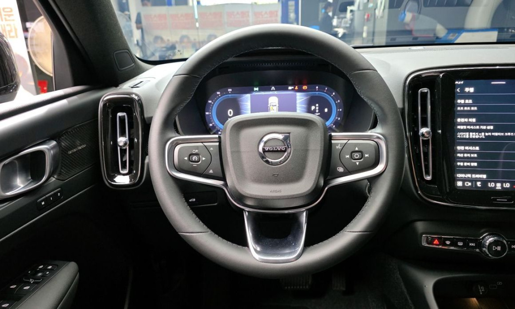 Volvo XC40 B4 Black Edition, 2025