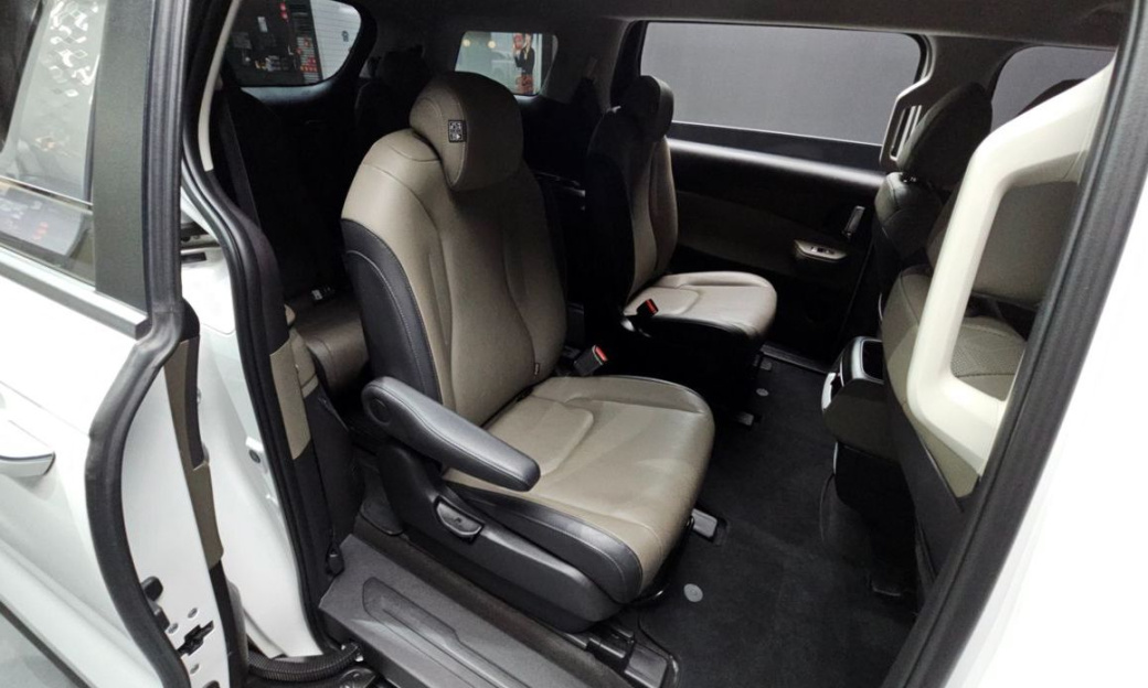 Kia Carnival 9-Seater Prestige, 2025