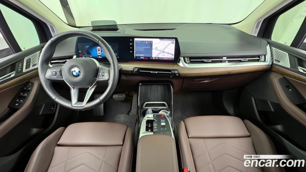 BMW 2-Series 220i Luxury, 2024