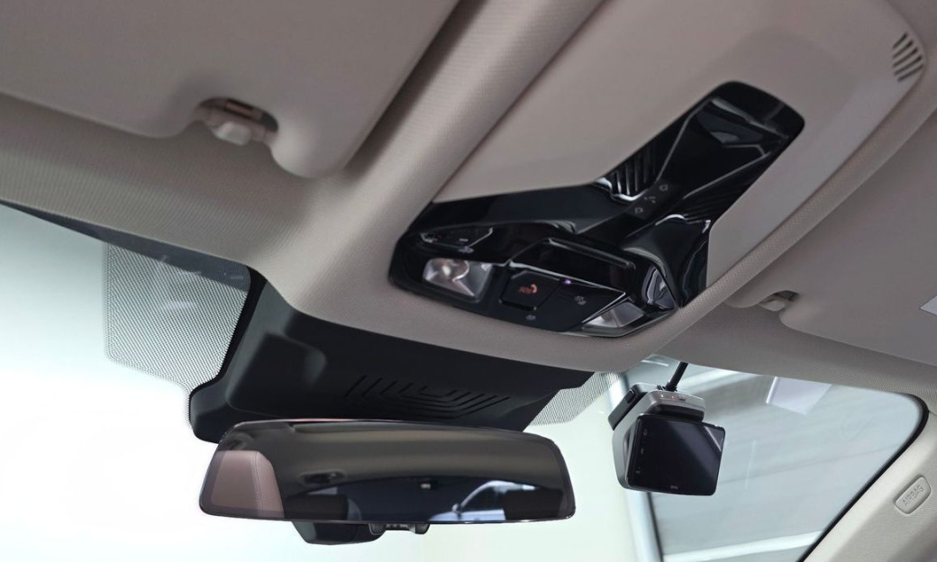 BMW 2-Series 220i Luxury, 2025