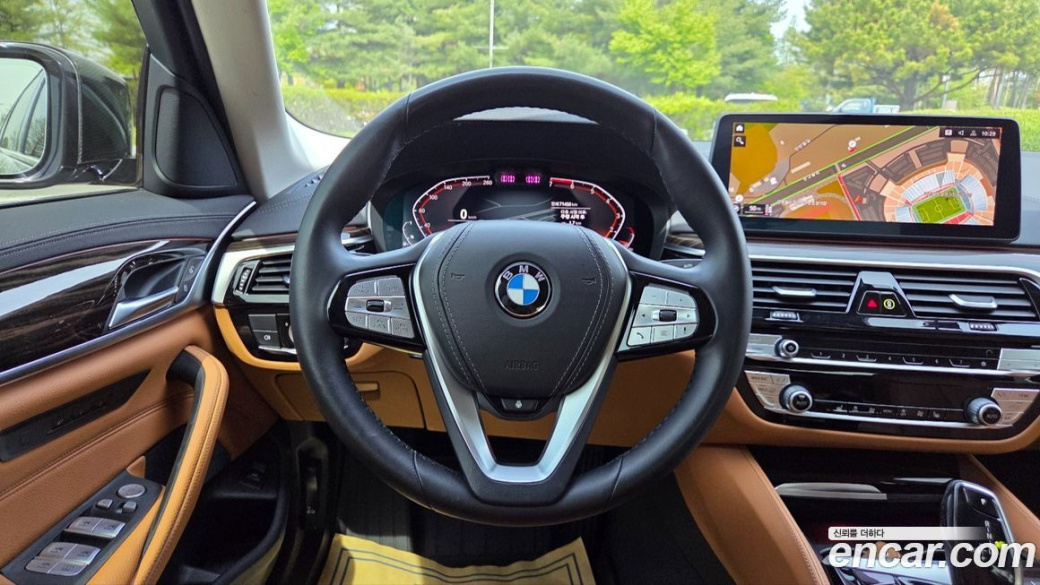 BMW 5-Series 520i Luxury, 2022
