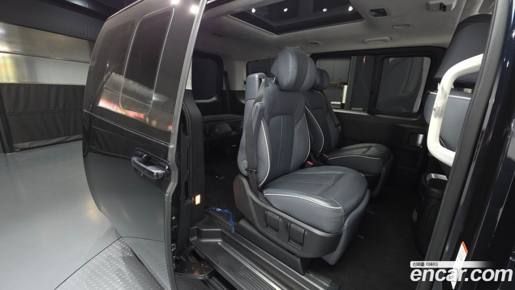 Hyundai Staria 4WD Lounge 7-Seater, 2022