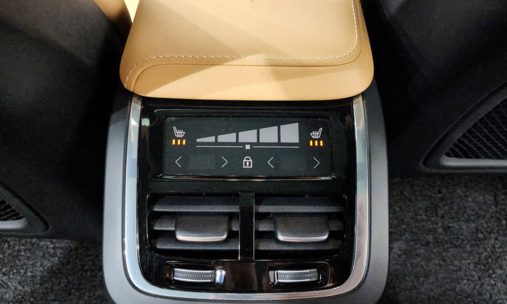 Volvo XC60 B5 Ultimate Bright, 2024
