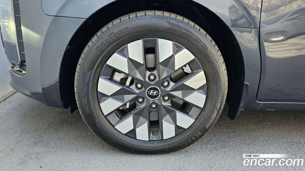 Hyundai Staria 4WD Lounge 9-Seater, 2022