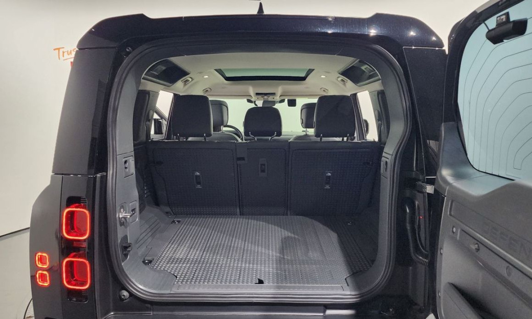 Land Rover Defender 110 P300 X-Dynamic SE, 2024