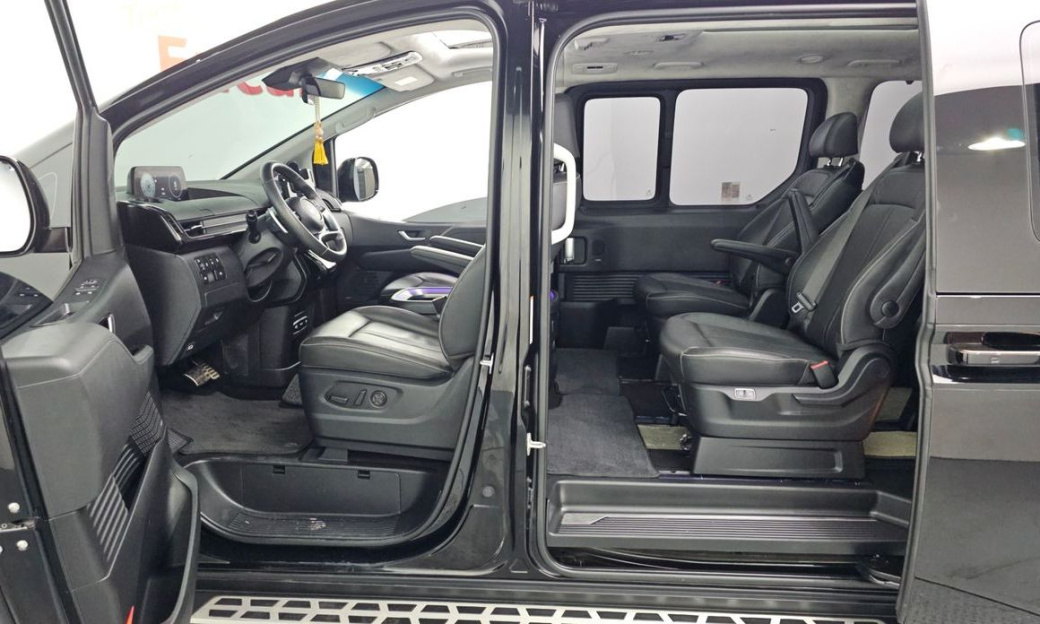 Hyundai Staria 4WD Lounge 9-Seater, 2025