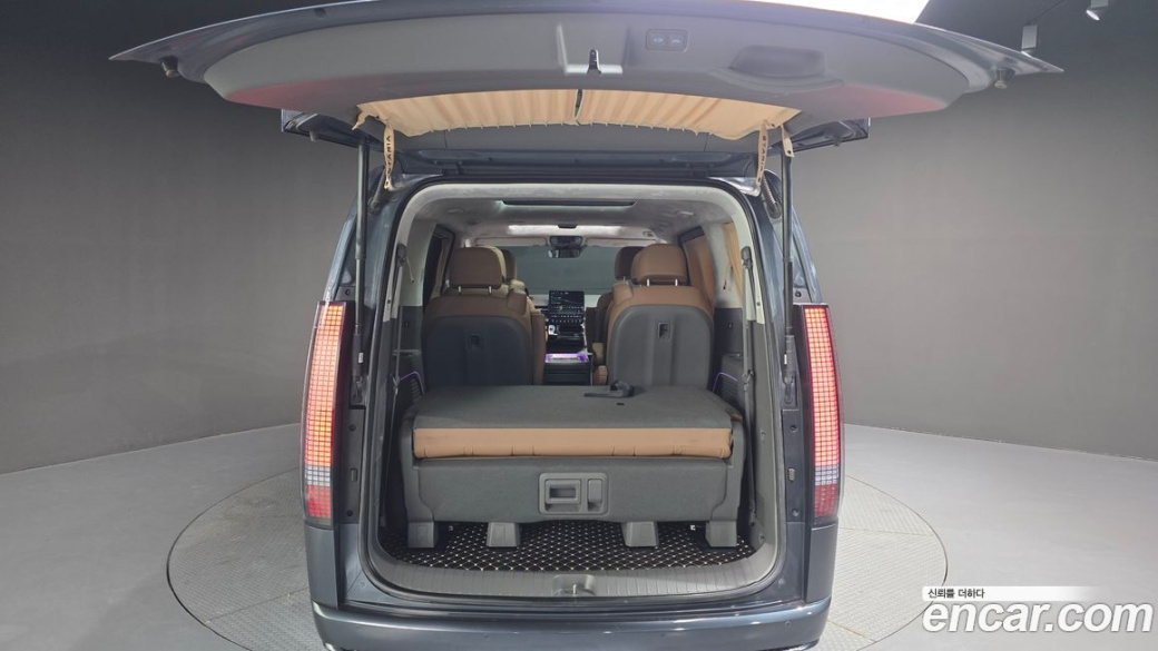Hyundai Staria Lounge 9-Seater, 2023
