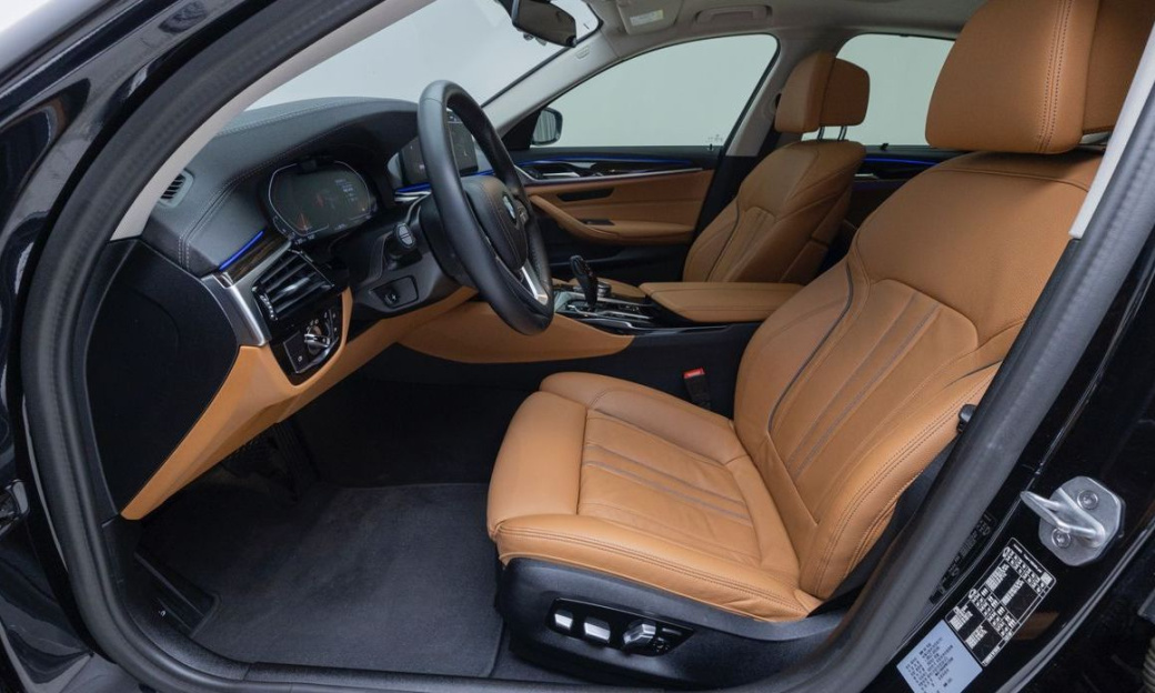 BMW 5-Series 520i Luxury, 2023