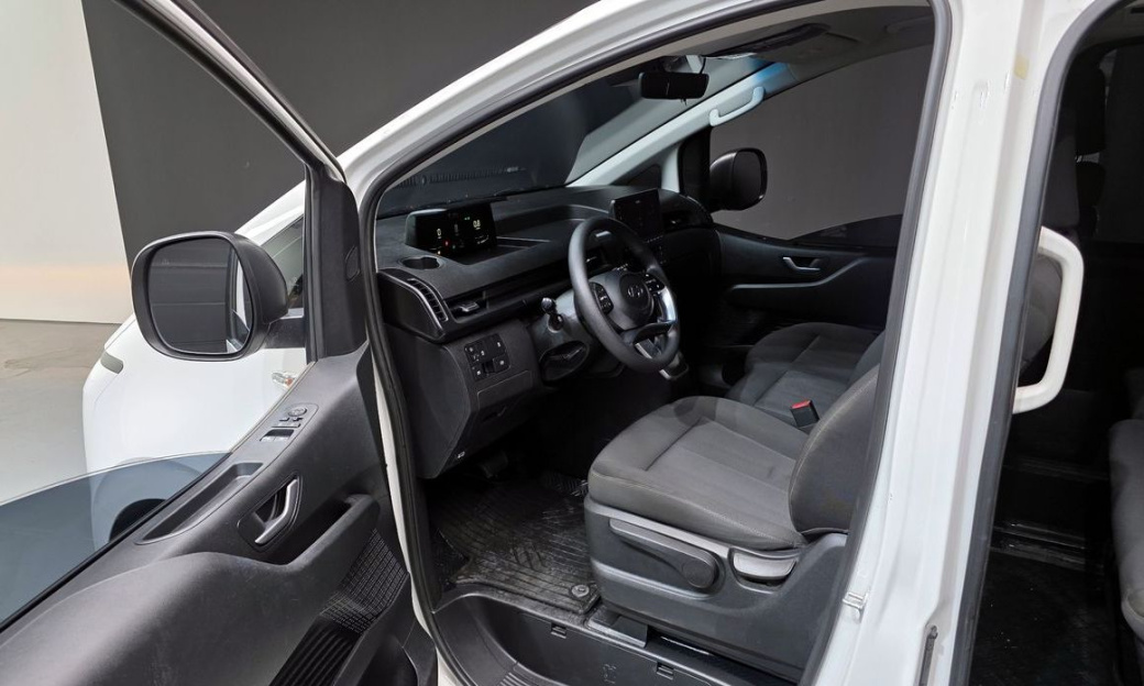 Hyundai Staria 4WD Tourer 11-Seater, 2022