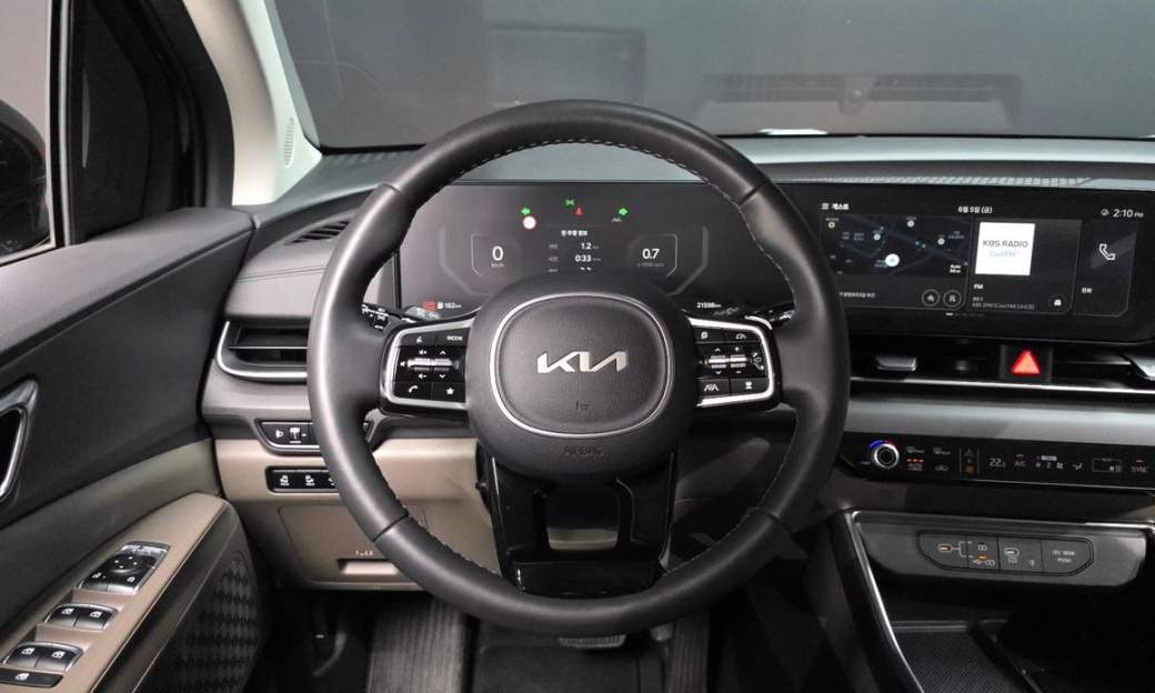 Kia Carnival 7-Seater Outdoor, 2025