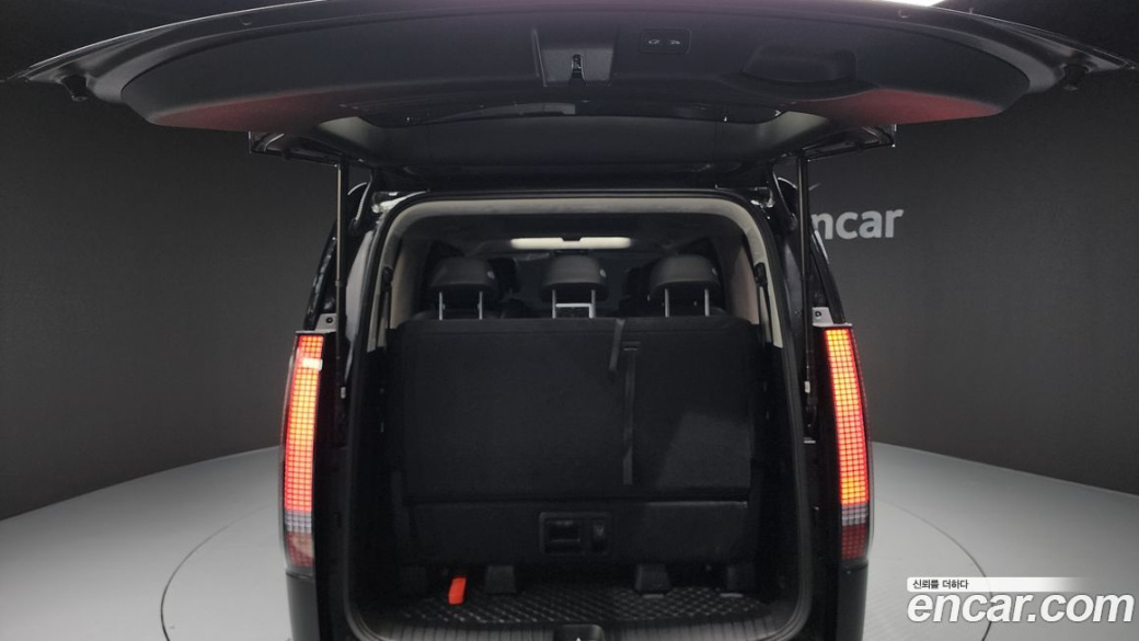 Hyundai Staria 4WD Lounge 7-Seater, 2022