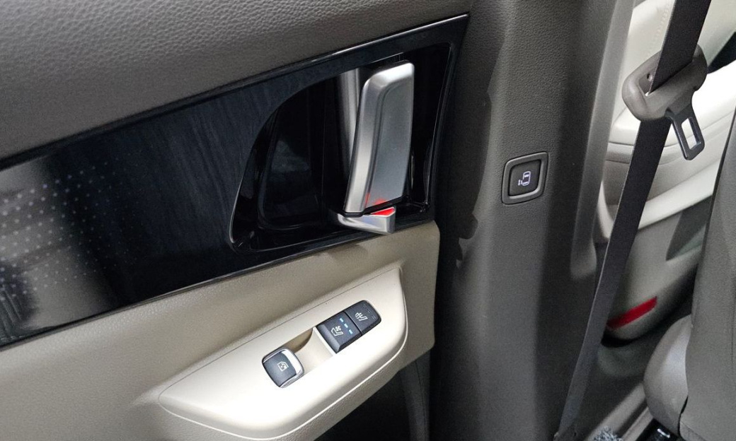 Kia Carnival 9-Seater Signature, 2024