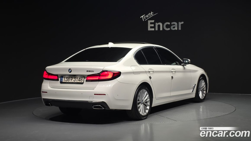 BMW 5-Series 520i Luxury, 2022