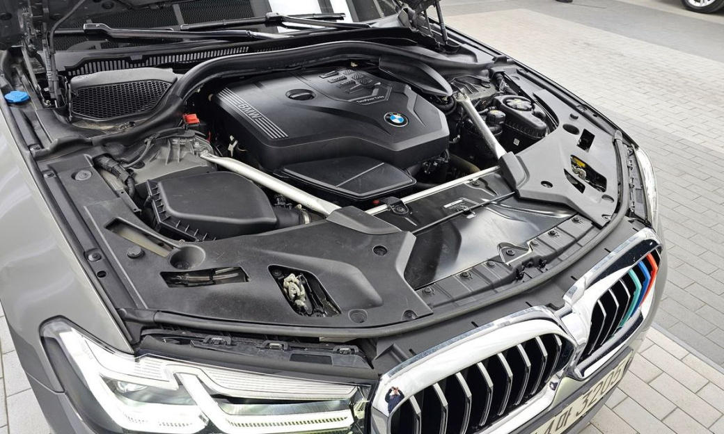 BMW 5-Series 520i Luxury, 2022