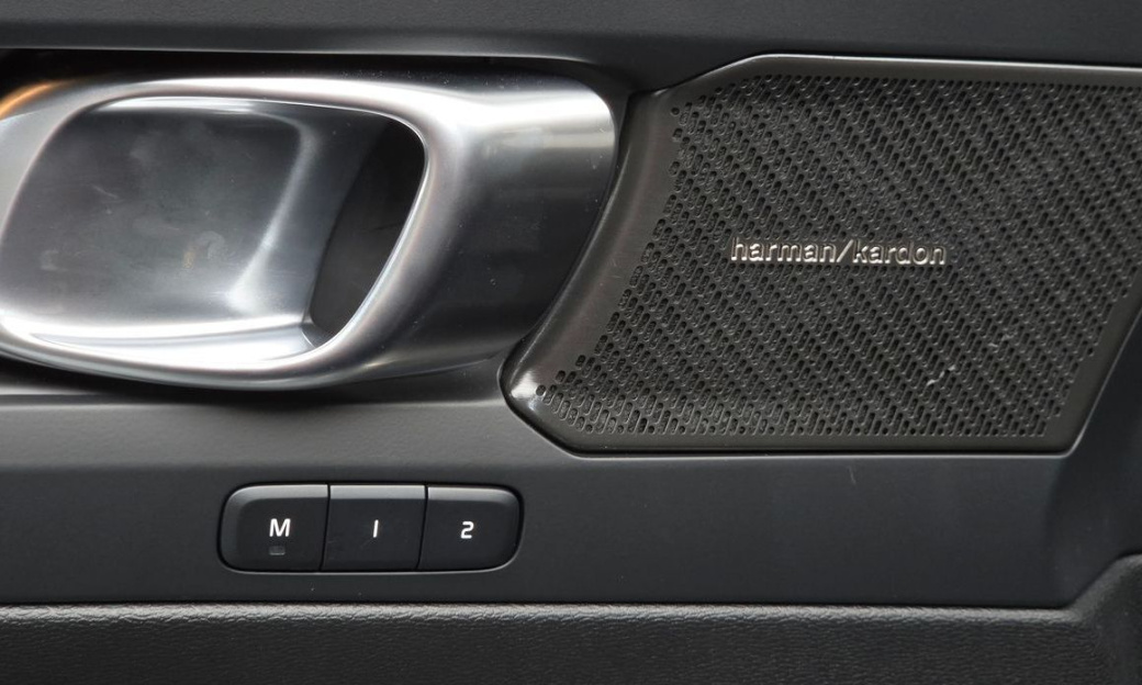 Volvo XC40 B4 Black Edition, 2025
