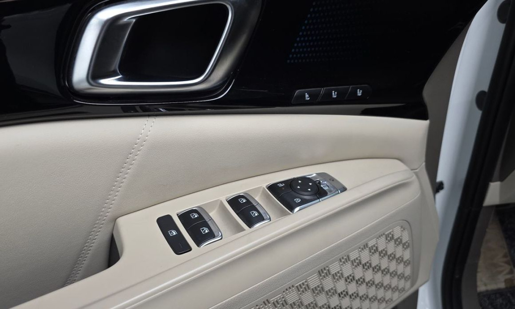 Kia Carnival 9-Seater Signature, 2024