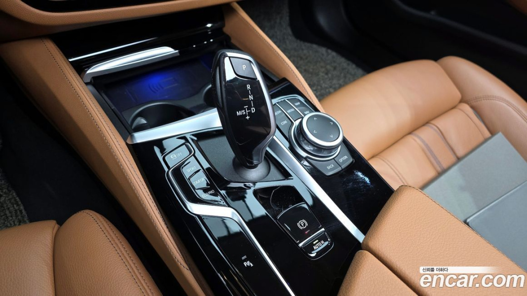 BMW 5-Series 520i Luxury, 2022