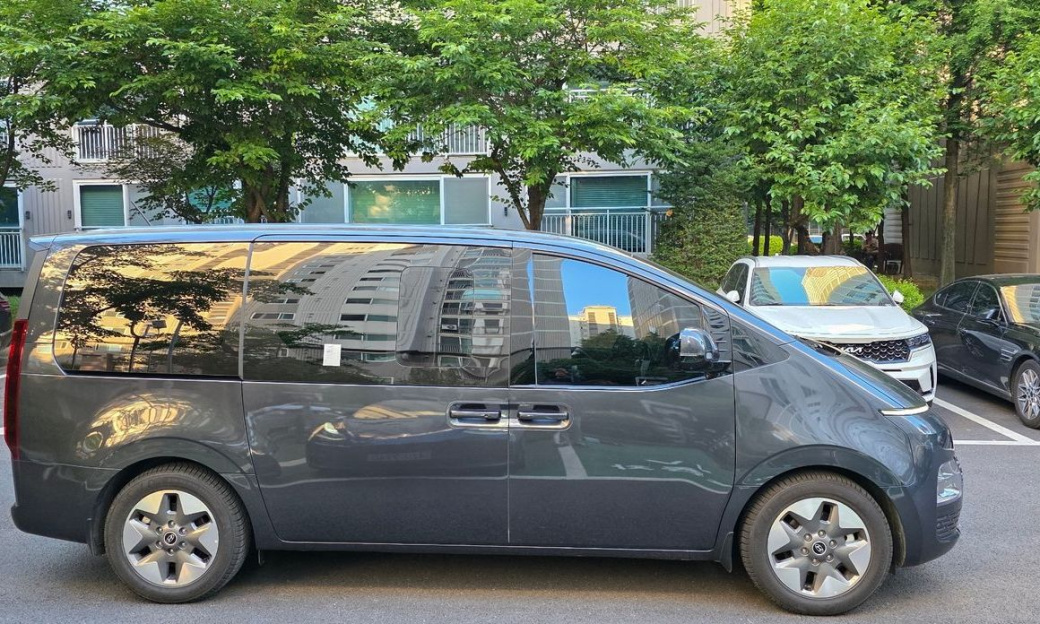 Hyundai Staria 4WD Tourer 11-Seater, 2025