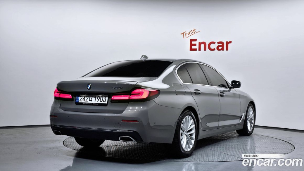 BMW 5-Series 520i Luxury, 2022