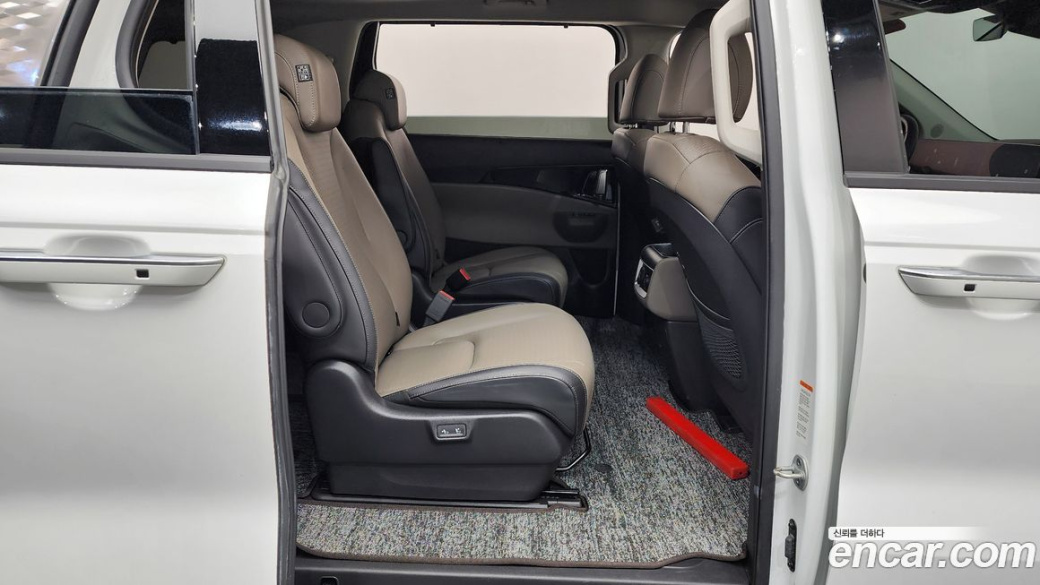 Kia Carnival 9-Seater Signature, 2025