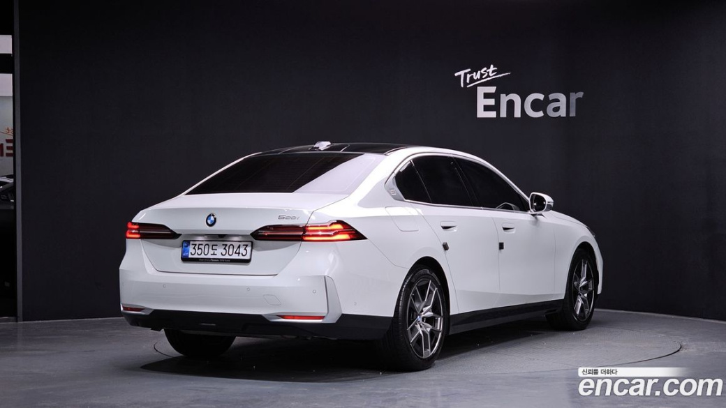 BMW 5-Series 520i, 2025