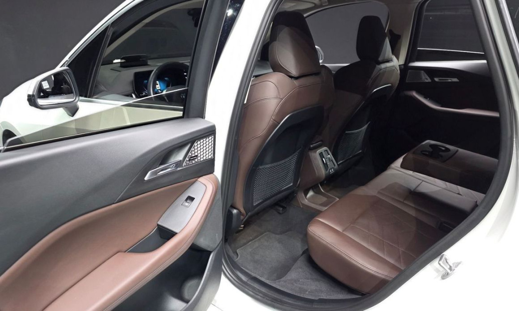 BMW 2-Series 220i Luxury, 2024