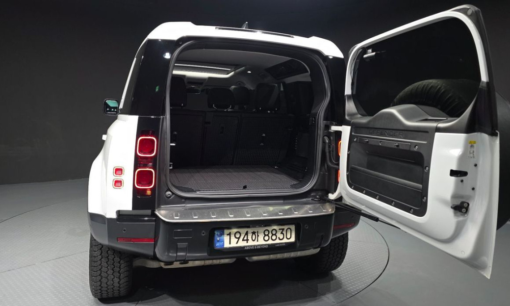 Land Rover Defender 110 D250 SE, 2023