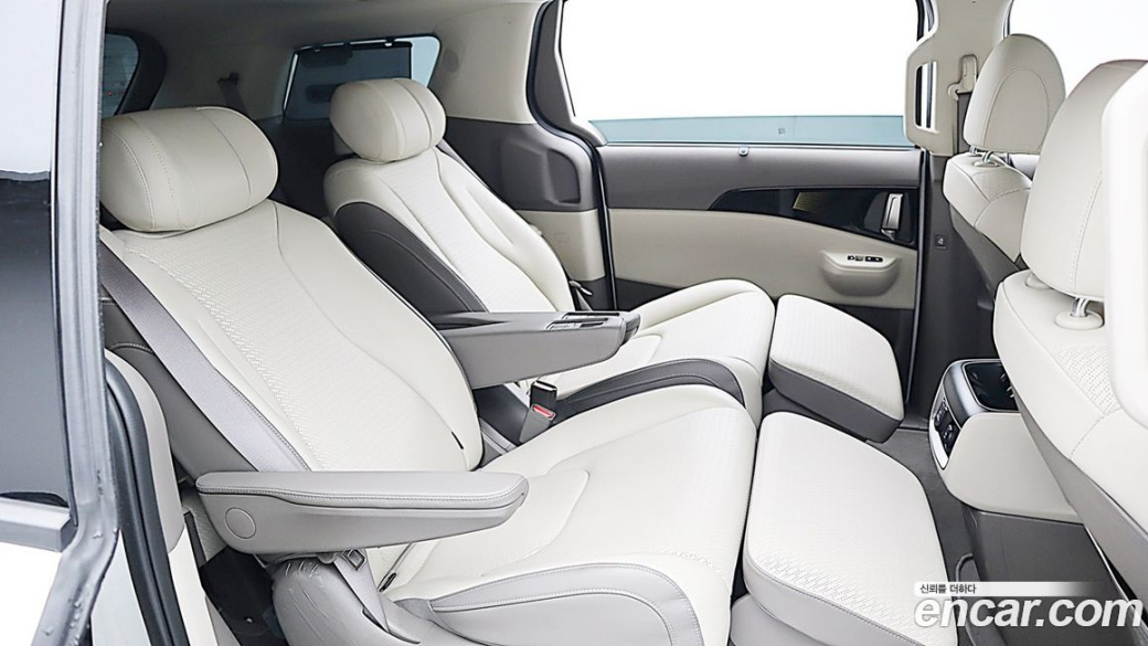 Kia Carnival 7-Seater Signature, 2024