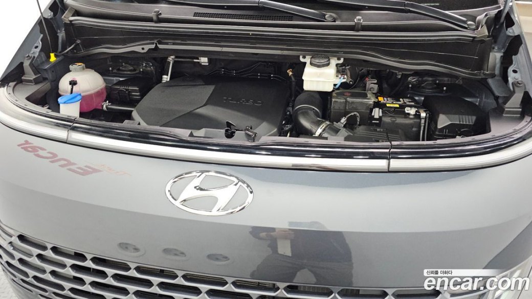 Hyundai Staria 4WD Tourer 11-Seater, 2024
