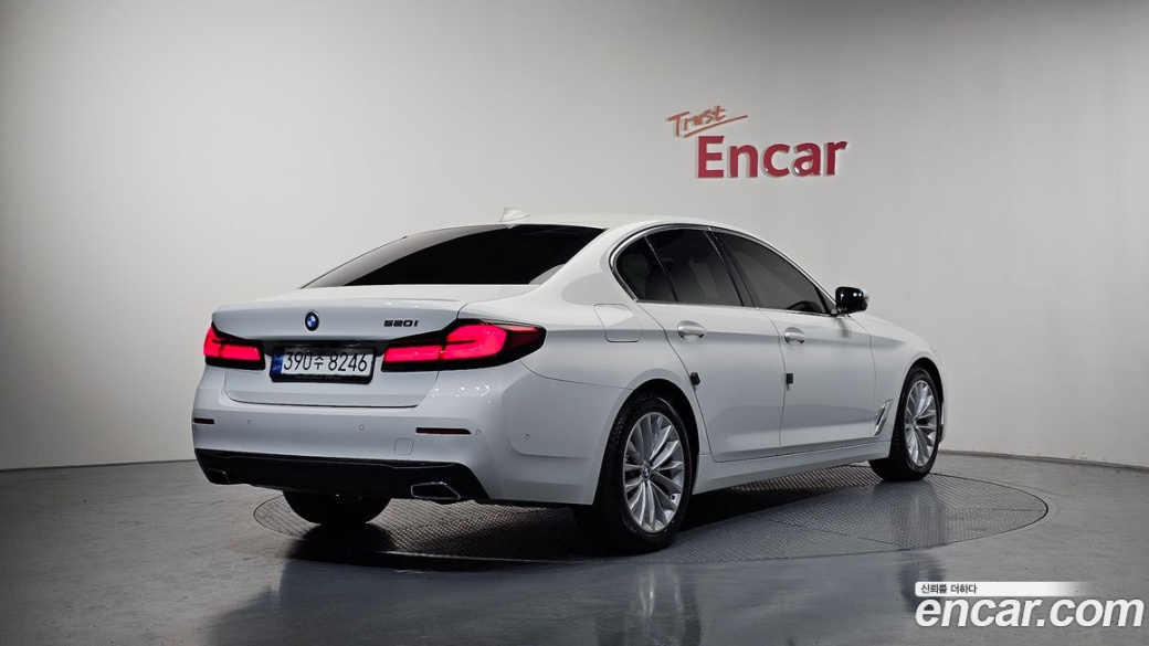 BMW 5-Series 520i Luxury, 2023