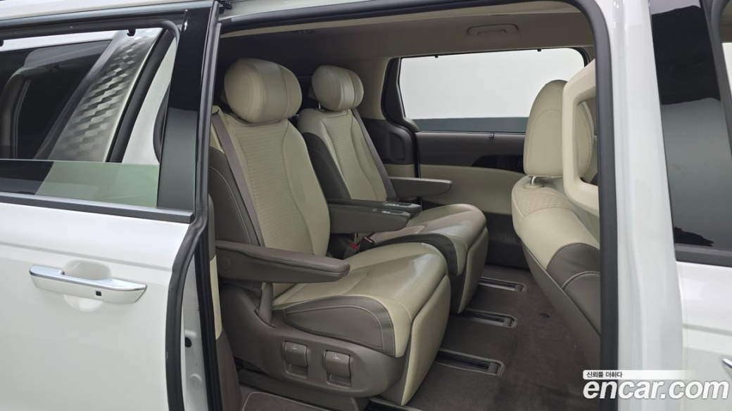 Kia Carnival 7-Seater Signature, 2024