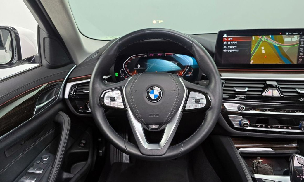 BMW 5-Series 520i Luxury, 2023